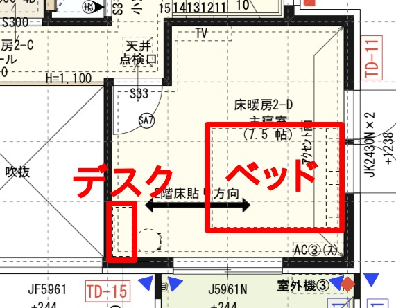 寝室のデスクとベッドの位置