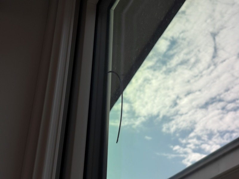窓の外側ゴムパーツの剥がれ_1